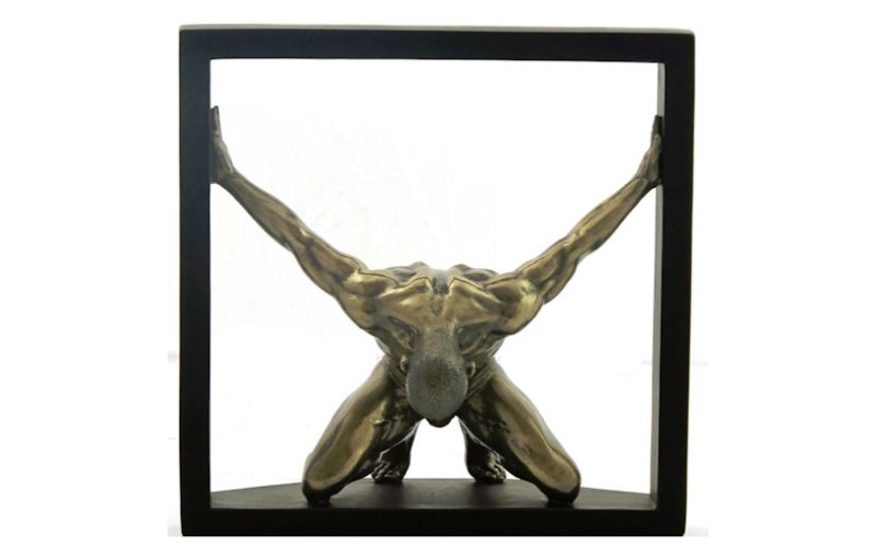 Γυμνός γονατιστός άνδρας σε τετράγωνη κορνίζα ( Αγαλμα Ηλεκτρόλυσης Μπρούτζου  20,5x20.5x13.5εκ.)