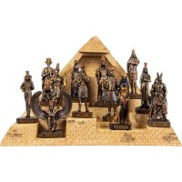Πυραμίδα με μινιατούρες 12 Αιγύπτιων Θεών